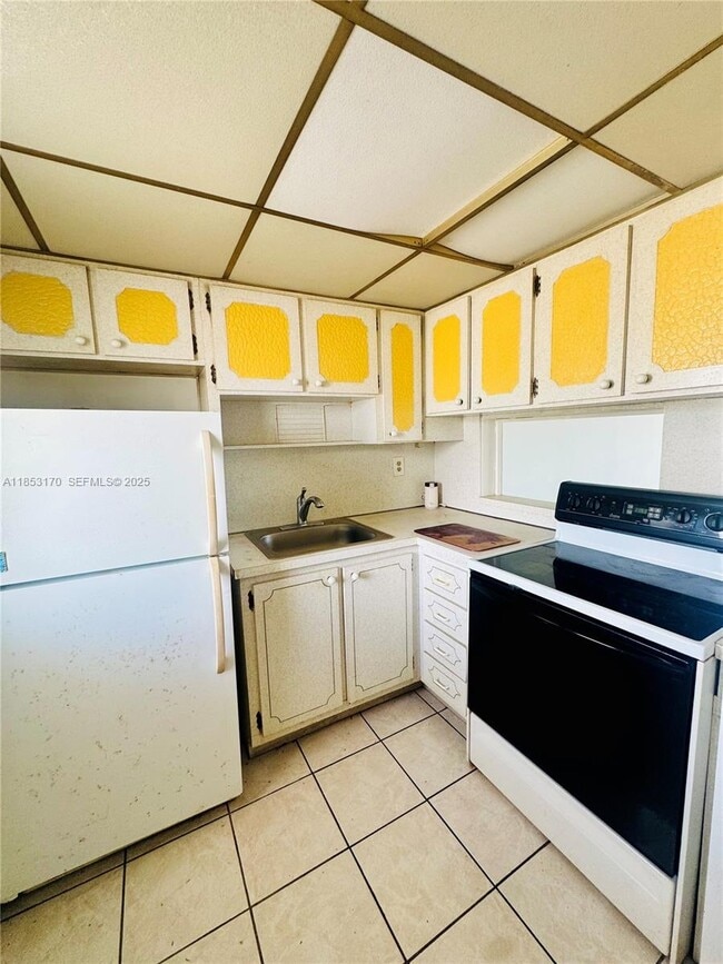 Building Photo - 2980 Point E Dr