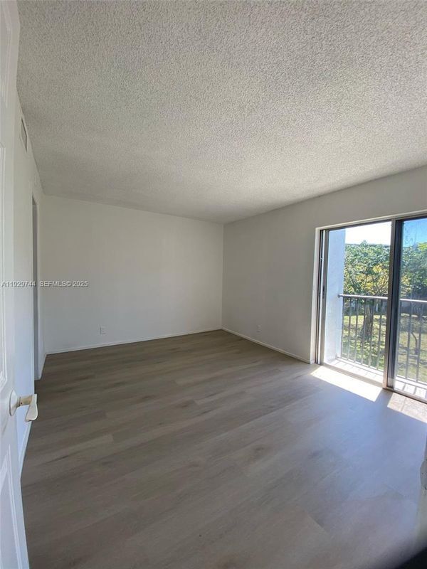 Foto del edificio - 8740 N Sherman Cir