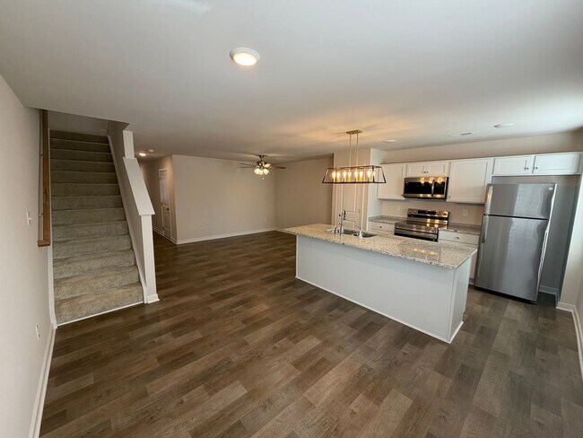 Foto del edificio - Modern Two-Story Townhome with Open Floor Plan and Garage