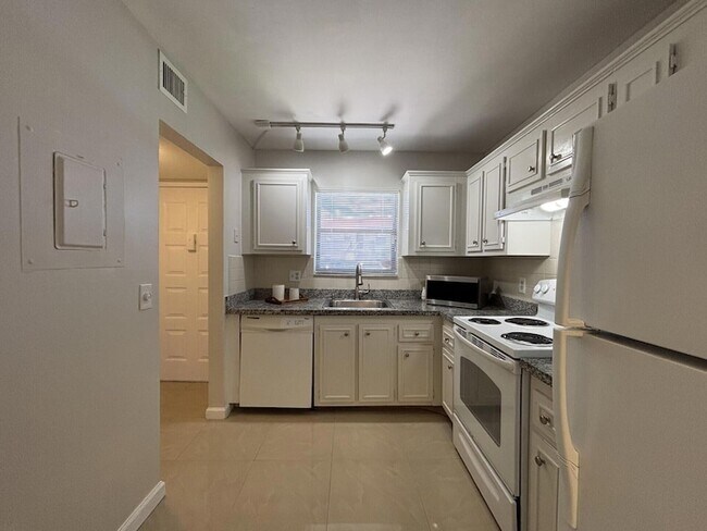 Foto del edificio - 21902 Lake Forest Cir