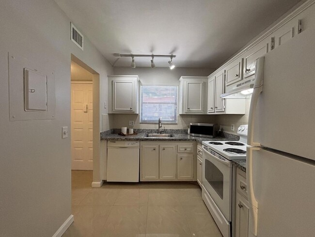 Building Photo - 21902 Lake Forest Cir