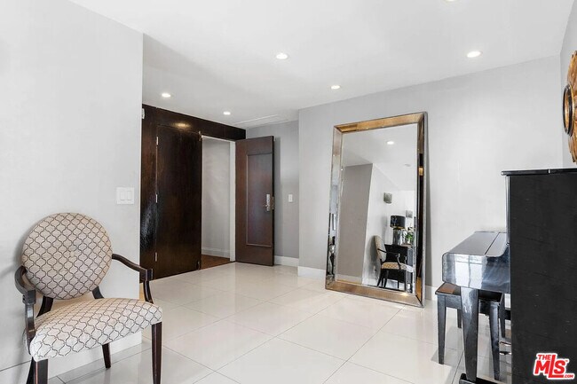 Foto del edificio - 121 S Palm Dr