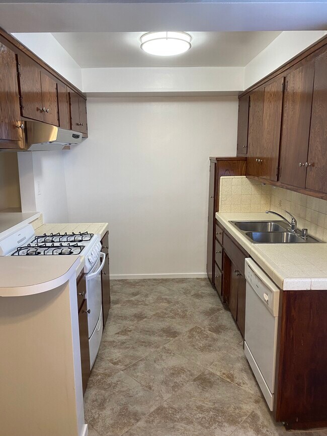 KITCHEN - 512 N Electric Ave