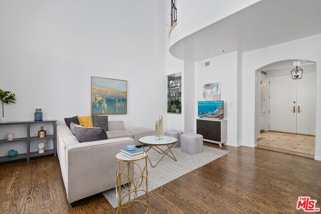 Foto del edificio - 930 N Doheny Dr