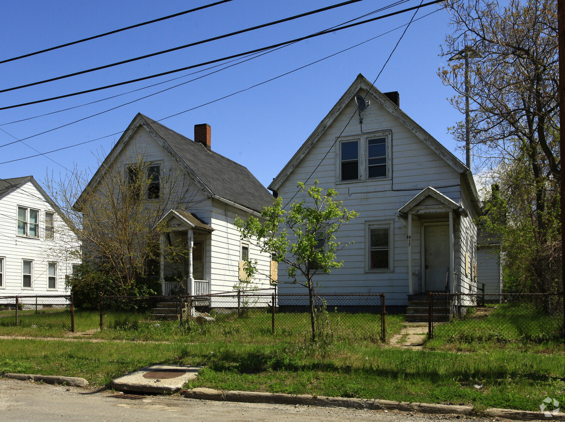 Building Photo - 913-917 E 70th St