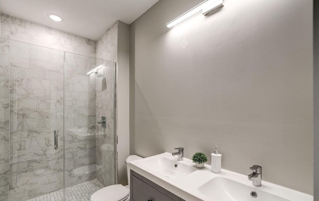 Building Photo - Large 3 Bed/ 2 Bath Condo in Petworth w/ S...
