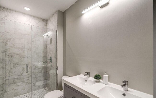 Foto del edificio - Large 3 Bed/ 2 Bath Condo in Petworth w/ S...