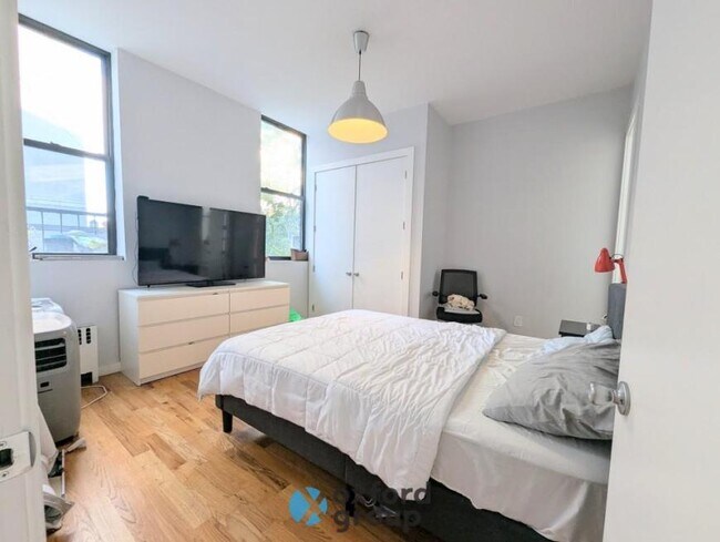 Building Photo - 3 bedroom in Brooklyn NY 11206