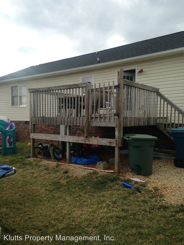Foto principal - 135 Hilltop Ln