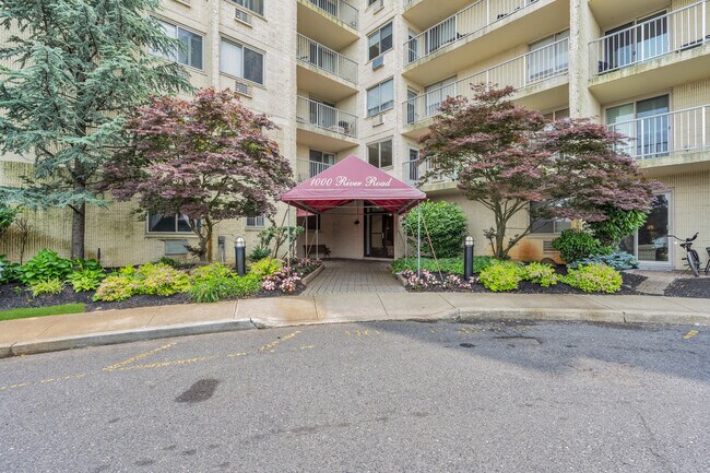 Foto del edificio - 1000 River Rd