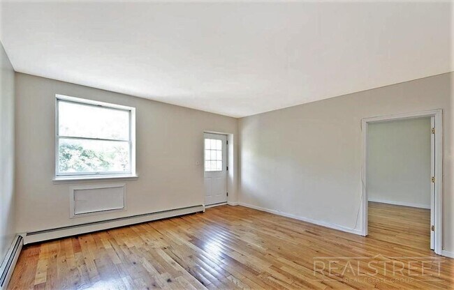 Building Photo - 573 Warren St