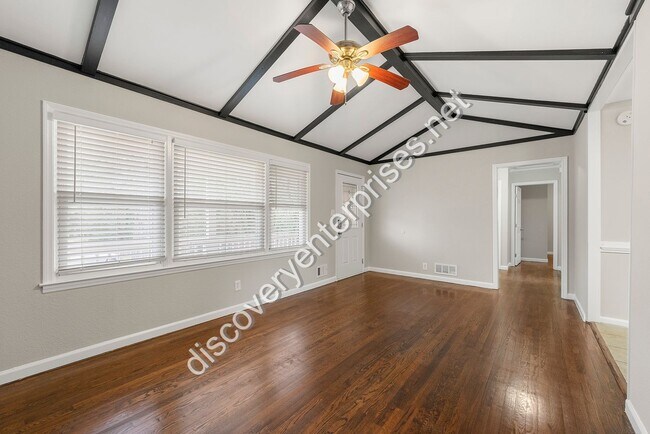 Foto del edificio - JUST REDUCED! RENOVATED 3/1 IN Forest Park...