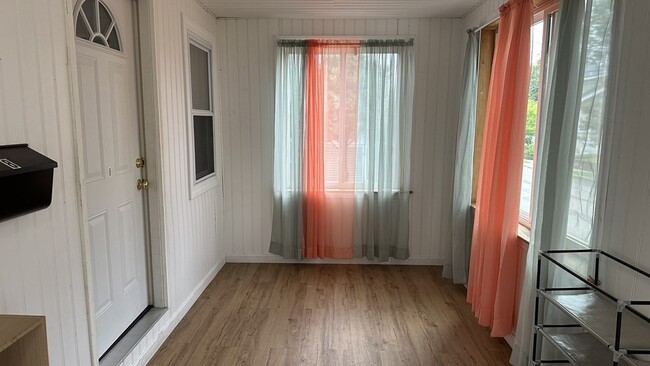 Building Photo - 8 Channing St