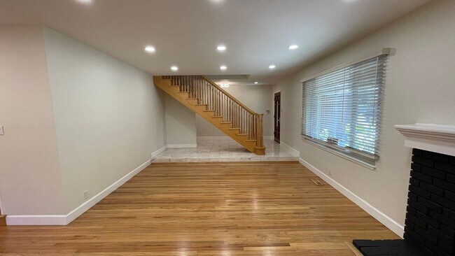 Foto del edificio - Martinez! Beautiful 5 bedroom 3.5 bathroom...