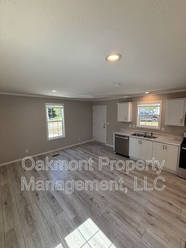 Building Photo - 212 Rosewood Ave