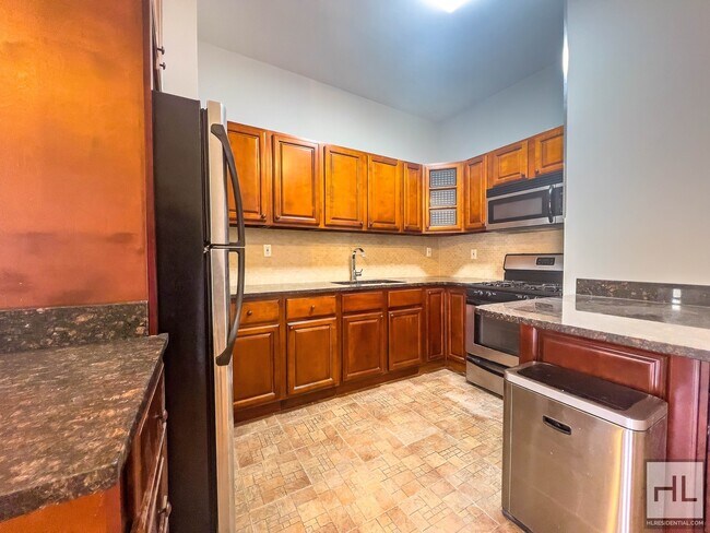 Building Photo - 3 bed on 3rd Avenue in Bay Ridge!