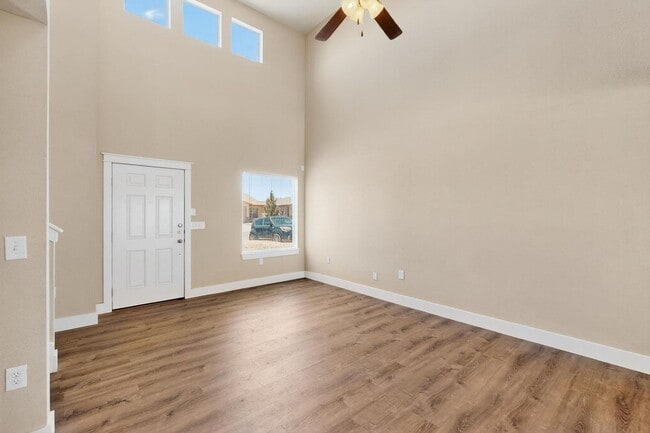 Building Photo - Two story 3 bedroom 2.5 bath in Santa Tere...