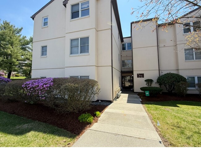 Foto del edificio - 185 Manville Hill Rd