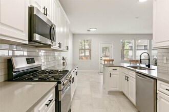 Building Photo - 10 Scenic Brook Ct