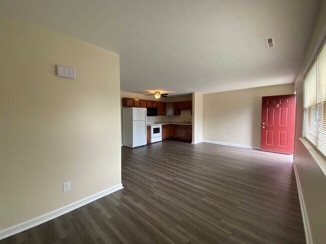 Disposición abierta Sala de estar y cocina comedor - Burdick Estates Apartments