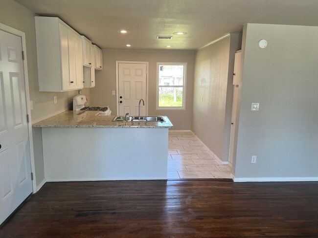 Building Photo - 727 E 33rd St N