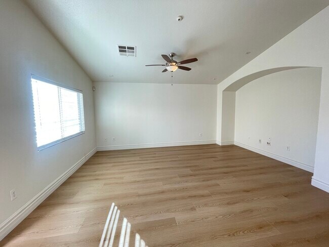 Foto del edificio - Carry Over Showing: This property has been...