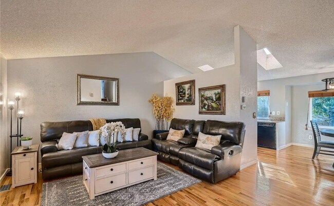 Building Photo - Incredible Tri-level home in Cherry Creek ...