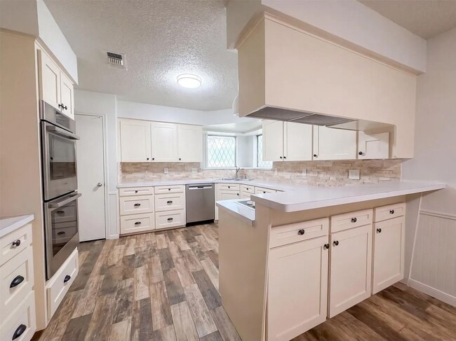 Building Photo - 4042 Greenbriar Dr