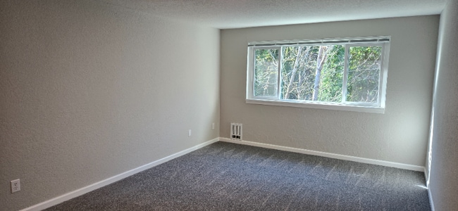 Building Photo - 1625 Kent Des Moines Rd