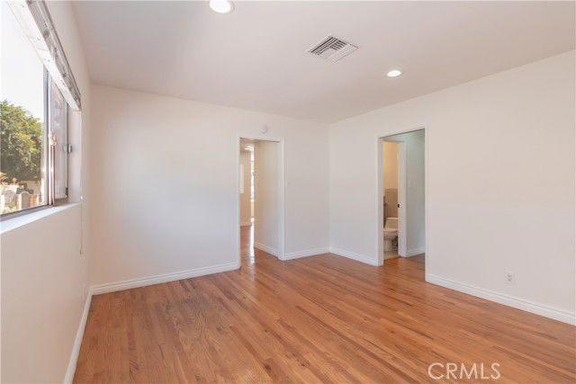 Foto del edificio - 6045 Teesdale Ave