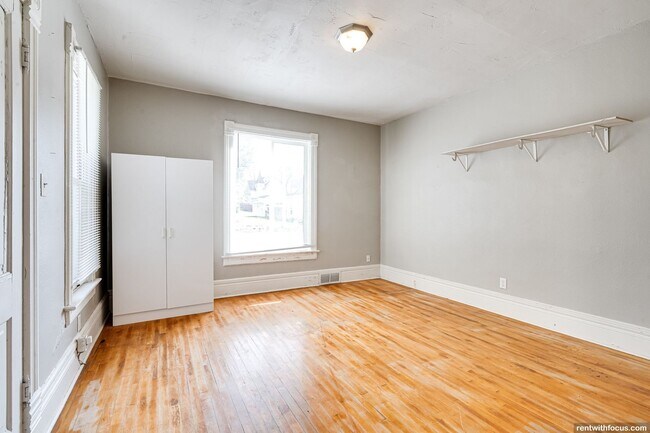 Foto del edificio - 218 E 8th St