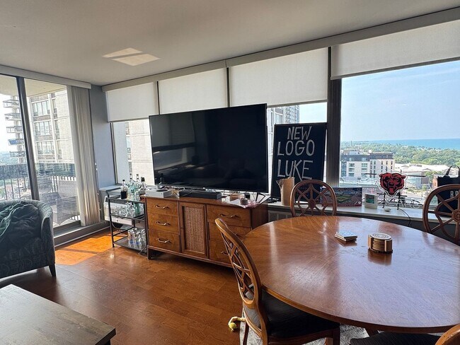 Foto del edificio - 1455 N Sandburg Terrace