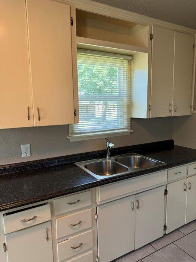 Foto del edificio - Ask about our MOVE IN SPECIAL, Military Discounts available! Two bed, One bath home in Midwest City!