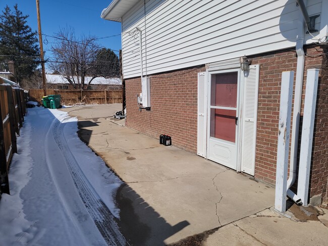 Entry to apartment - 8925 Oakwood St