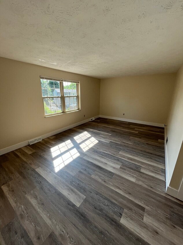 Living room - 577 Pine Line Dr