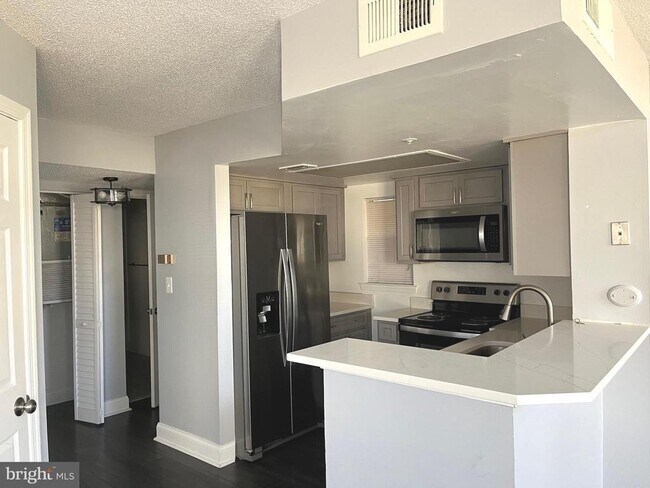 Foto del edificio - 1005 Summerglenn Ct