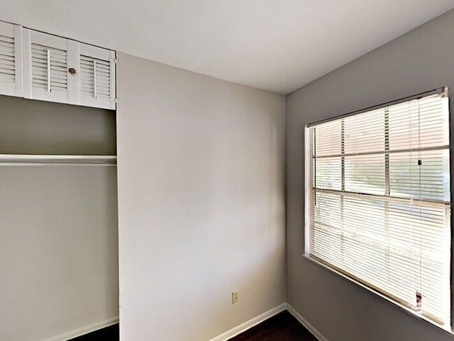 Building Photo - No Application Fees* $500 Off 1st months r...