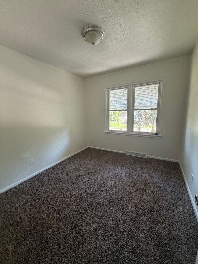 Building Photo - Move in ready! Large 4 bedroom home.