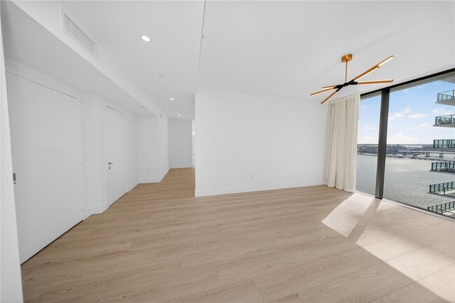 Foto del edificio - 700 NE 24th St