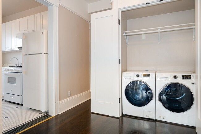 Building Photo - Goldie