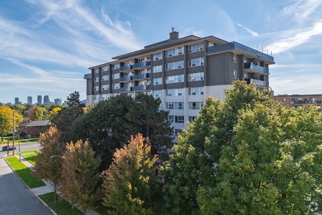 Photo du bâtiment - 4866 Bathurst Street Apartments
