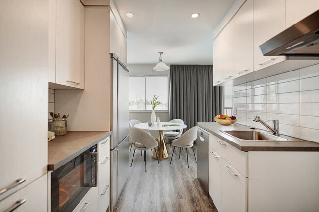 Interior Photo - Place Charlesbourg