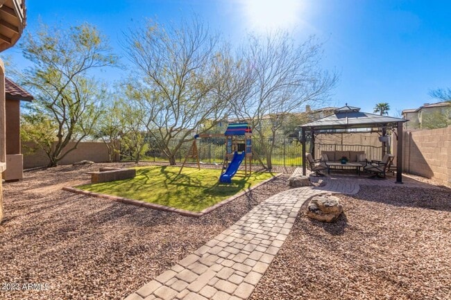 Building Photo - 5 BEDROOM + 3 BATH SINGLE LEVEL HOME IN SO...