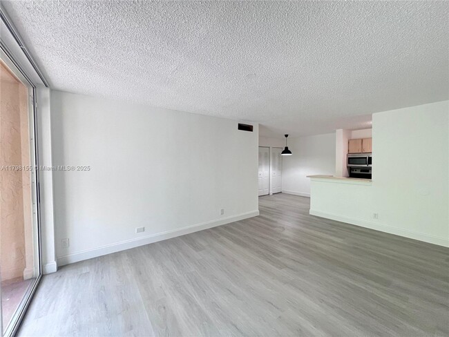 Foto del edificio - 10733 Cleary Blvd