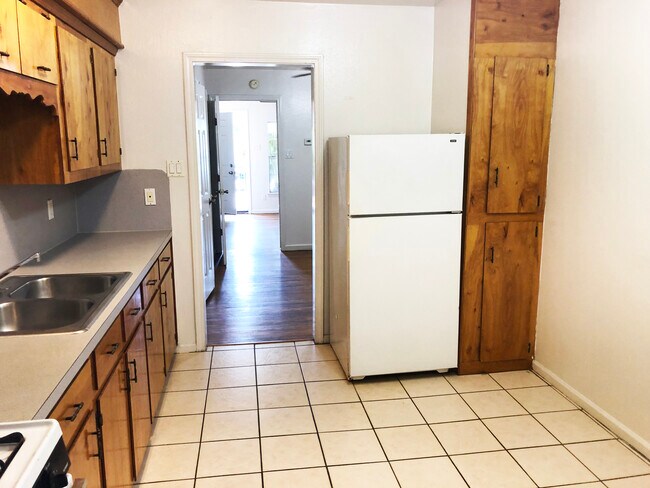 Kitchen - 115 Aurora St