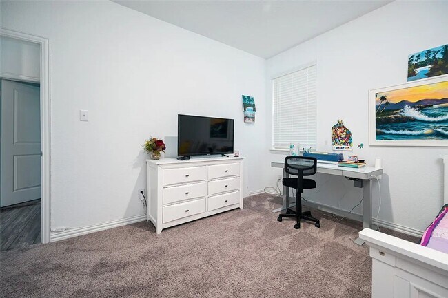 Building Photo - Amazing floor plan with four bedrooms, two...
