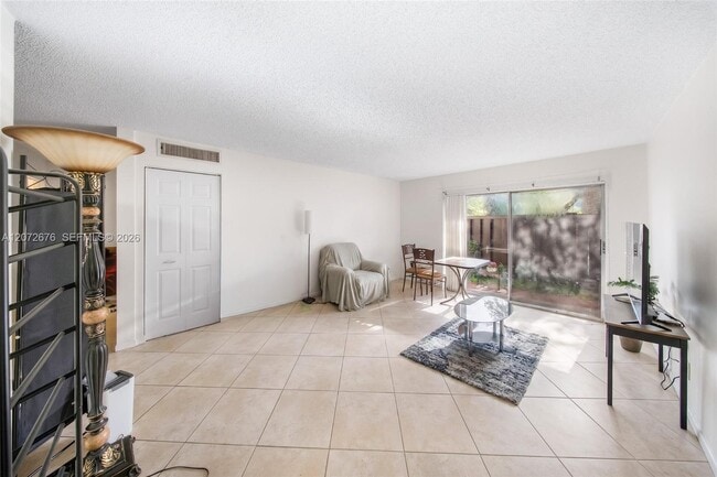 Foto del edificio - 10826 N Kendall Dr