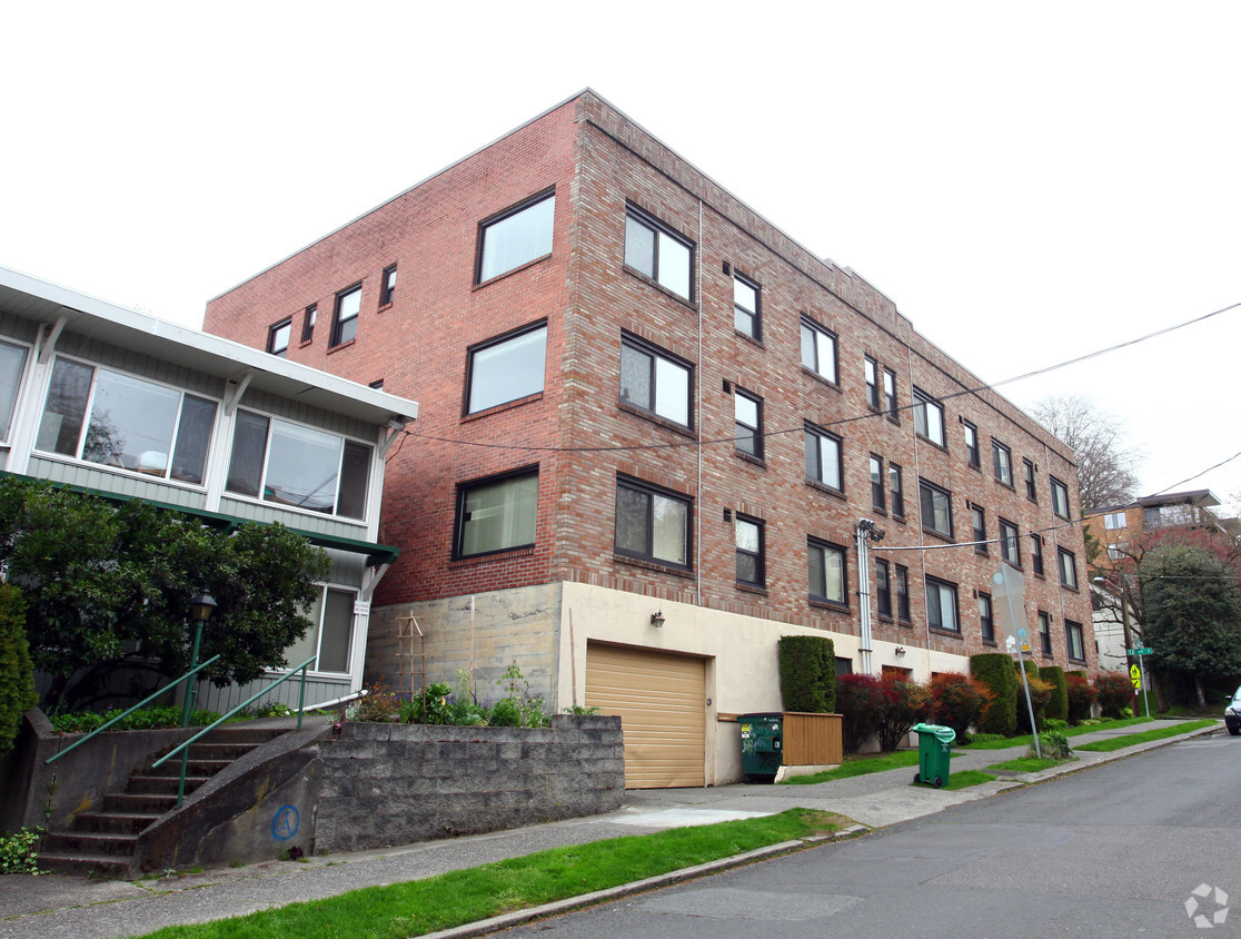 Building Photo - Parkway Apartments