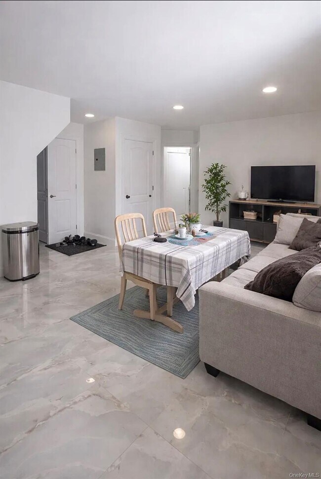 Building Photo - 49 Gladys St