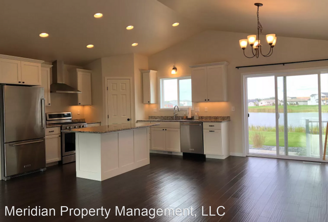 Building Photo - 5 br, 3 bath Apartment - 2832 Sheyenne St ...